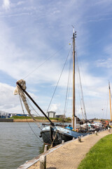 Segelboot im Hafen von Makkum, Niederlande