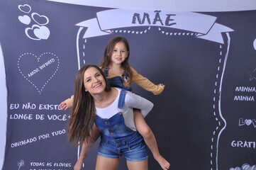 mãe e filha sorridentes juntas, feliz dia das mães 