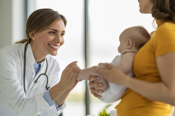 Obraz premium Doctor pediatrician and baby patient in clinic