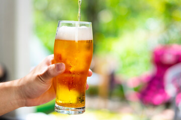 ビール_外で飲む_注ぐ