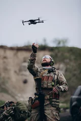Tuinposter Ukrainian military practicing with a civilian drone © dsheremeta