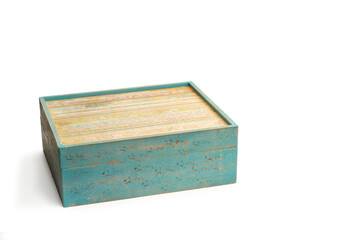 Caja de madera de color celeste sobre un fondo blanco liso y aislado. Vista superior y de cerca. Copy space 