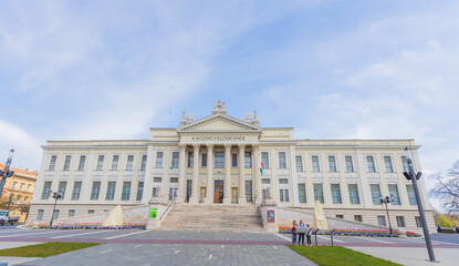The M&oacute;ra Ferenc Museum stands proud, a grand architectural column with its majestic classical architecture towering over the city of Szeged.	
