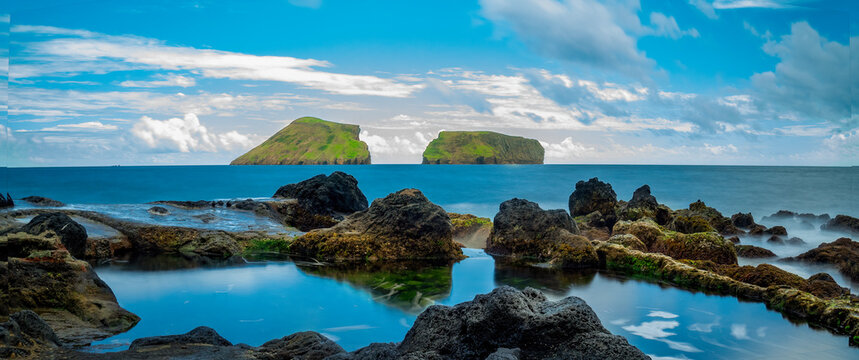 Ilh&eacute;us das Cabras na costa rochosa da Ilha Terceira nos A&ccedil;ores