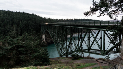 Obraz premium View of the Deception Pass Bridge over the water in Washington state