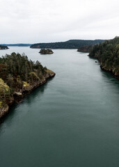 Obraz premium View of the water at Deception Pass in Washington state