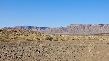 Wüstenartige Landschaft in Namibia