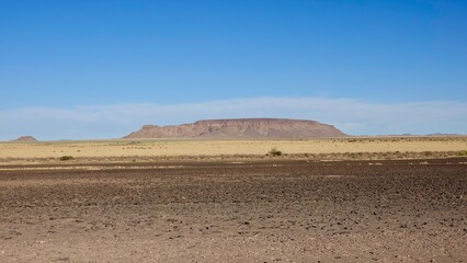 Wüstenartige Landschaft in Namibia