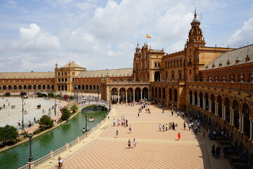 Obraz premium Plaza de España full of tourists in a summer day, Seville, Andalucia, Spain