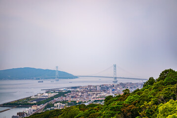 神戸の山の展望台からみた明石海峡大橋と淡路島と神戸の街並み