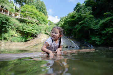 川遊びをする子供