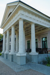 Obraz premium A modern building with columns in the Greek style. The courthouse or the central city council of the government.