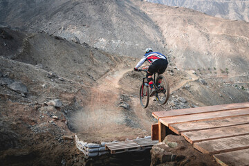 Obraz premium cyclist practicing mountain biking, enduro.
