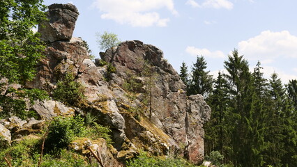 Ein Seitenblick auf den Fleschfelsen bei Schillingen