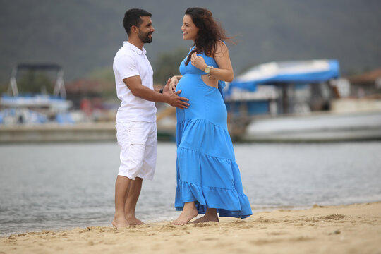 Jovem casal em um belo ensaio de gestante, explorando a encantadora cidade de Paraty.