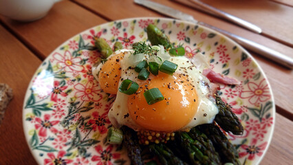 Green asparagus with fried eggs and chives