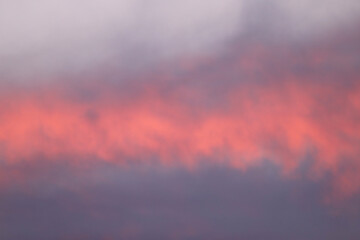 Céu encantador ao entardecer: foto com um deslumbrante céu de fim de tarde, destacando uma faixa de nuvens cor-de-rosa que acrescenta uma beleza singular à paisagem.