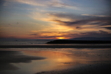Fototapeta na wymiar Cores do entardecer: imagem capturada após o pôr do sol, revelando as últimas tonalidades coloridas do dia na praia da Costa da Caparica.