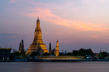 Naklejka premium temple Arun au coucher du soleil, à Bangkok Thailande