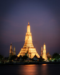 Naklejka premium temple Arun au coucher du soleil, à Bangkok Thailande