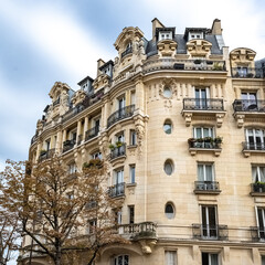Fototapeta na wymiar Paris, ancient building avenue Daumesnil, typical facades and windows
