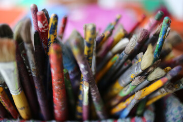Obraz premium Materiais para oficina de arte, parte das atividades oferecidas em um animado aniversário infantil.