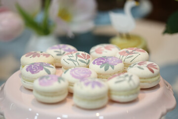 Mesa encantadora para festa chique infantil com tema de princesas, em tons de rosa, adornada com flores e castelos.