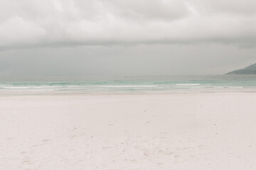 Fototapeta na wymiar Beautiful beach in Cabo Frio RJ in cloudy weather. sea ​​of ​​crystal blue waters