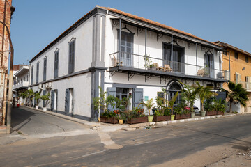 Fototapeta na wymiar Des bâtiments délabrés dans la ville de Saint Louis du Sénégal, l'ancienne capitale coloniale française en Afrique de l'Ouest