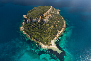 Włochy, włoskie wakacje, wyspa Sardynia, wyspa Figarolo z lotu ptaka, skały, las, lazurowa woda, Morze Śródziemne