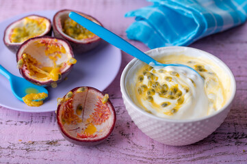 Nahaufnahme einer frischen Maracuja mit einer Schale Joghurt