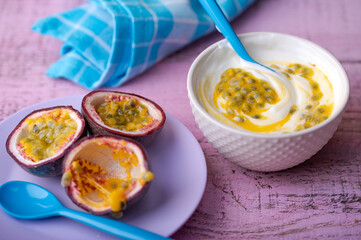 Nahaufnahme einer frischen Maracuja mit einer Schale Joghurt