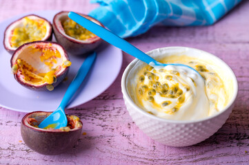 Nahaufnahme einer frischen Maracuja mit einer Schale Joghurt