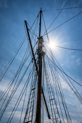 Großer Mast eines historischen Segelboots