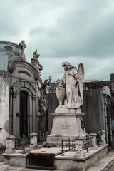 Fototapeta na wymiar escultura de un ángel con una fuente en el cementerio