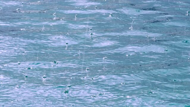Superficie de agua de mar con lluvia