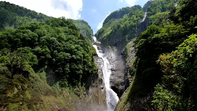 6月の称名滝豪快に流れ落ちる水しぶき落差日本一滝百選