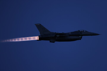 f16 fighter jet with afterburners at night.  - obrazy, fototapety, plakaty