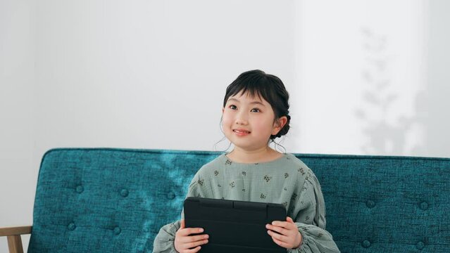 タブレットを使う女の子
