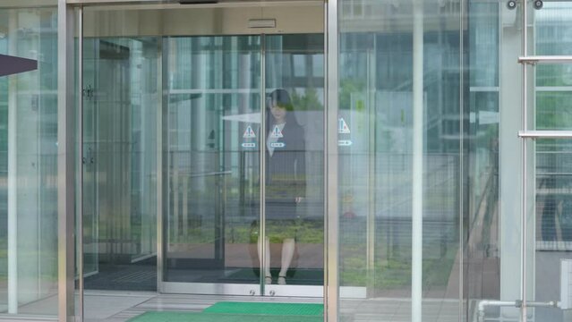 出張するビジネスマン