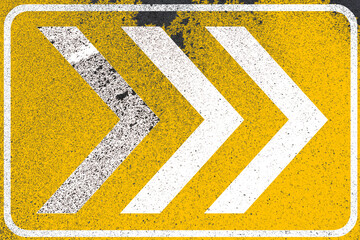 Marquage au sol sur asphalte peint en jaune, chevrons blancs 