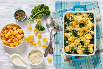 cheesy baked pasta with green leafy kale