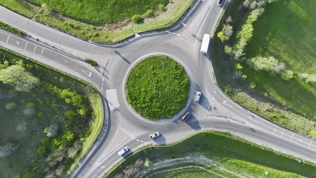 Cars are passing through a circular rotary. 회전로터리, 원형로터리, 자동차, 도로