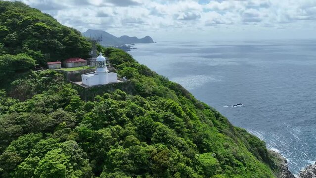 丹後半島にある経ヶ岬灯台と日本海