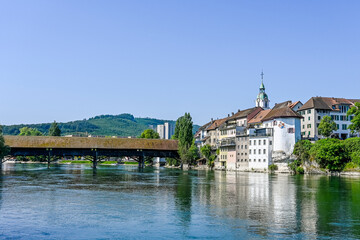 Fototapeta premium Olten, Stadt, Stadtturm, Aare, Fluss, Alte Brücke, Holzbrücke, Altstadt, Aareufer, historische Häuser, Sommer, Sommersonne, Sommertag, Solothurn, Schweiz