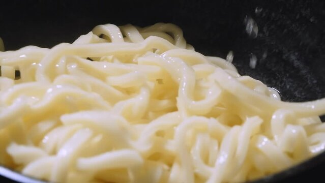 丼に入るうどん麺 02