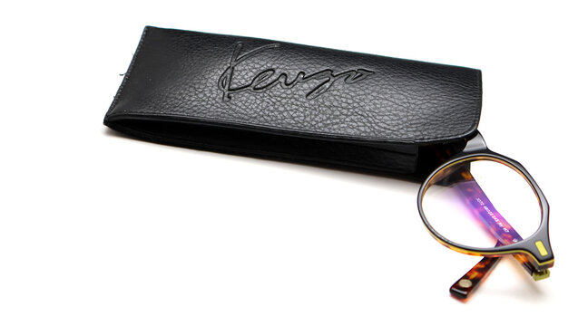 lunette et &eacute;tui de Kenzo