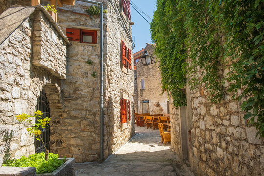 Fototapeta Romantic old street in historic town of Pakostane in Dalmatia, Croatia