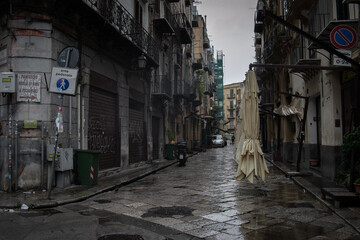 Fototapeta na wymiar Temps de pluie à Palerme, promenade dans les rues. Italie, 2023