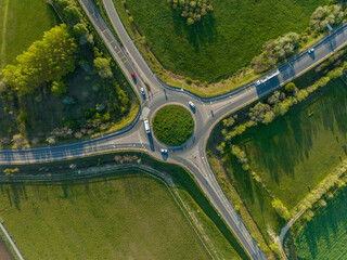 Cars are passing through a circular rotary. 회전로터리, 원형로터리, 자동차, 도로